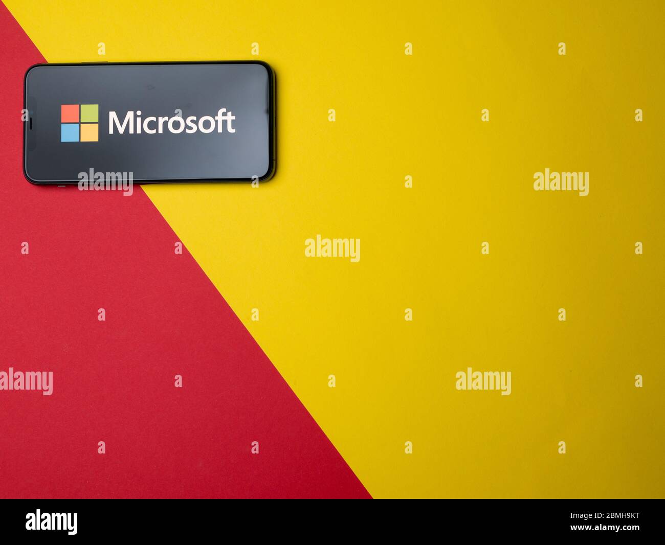 USA - Maggio 2020 schermata dell'applicazione Microsoft iPhone su sfondo cartaceo colorato. Foto Stock