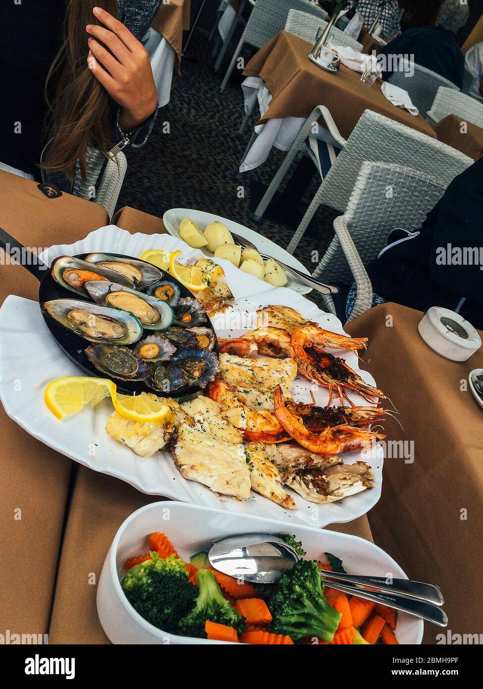 Piatto di pesce nel ristorante all'aperto. Gamberi, ostriche, mitili Foto Stock