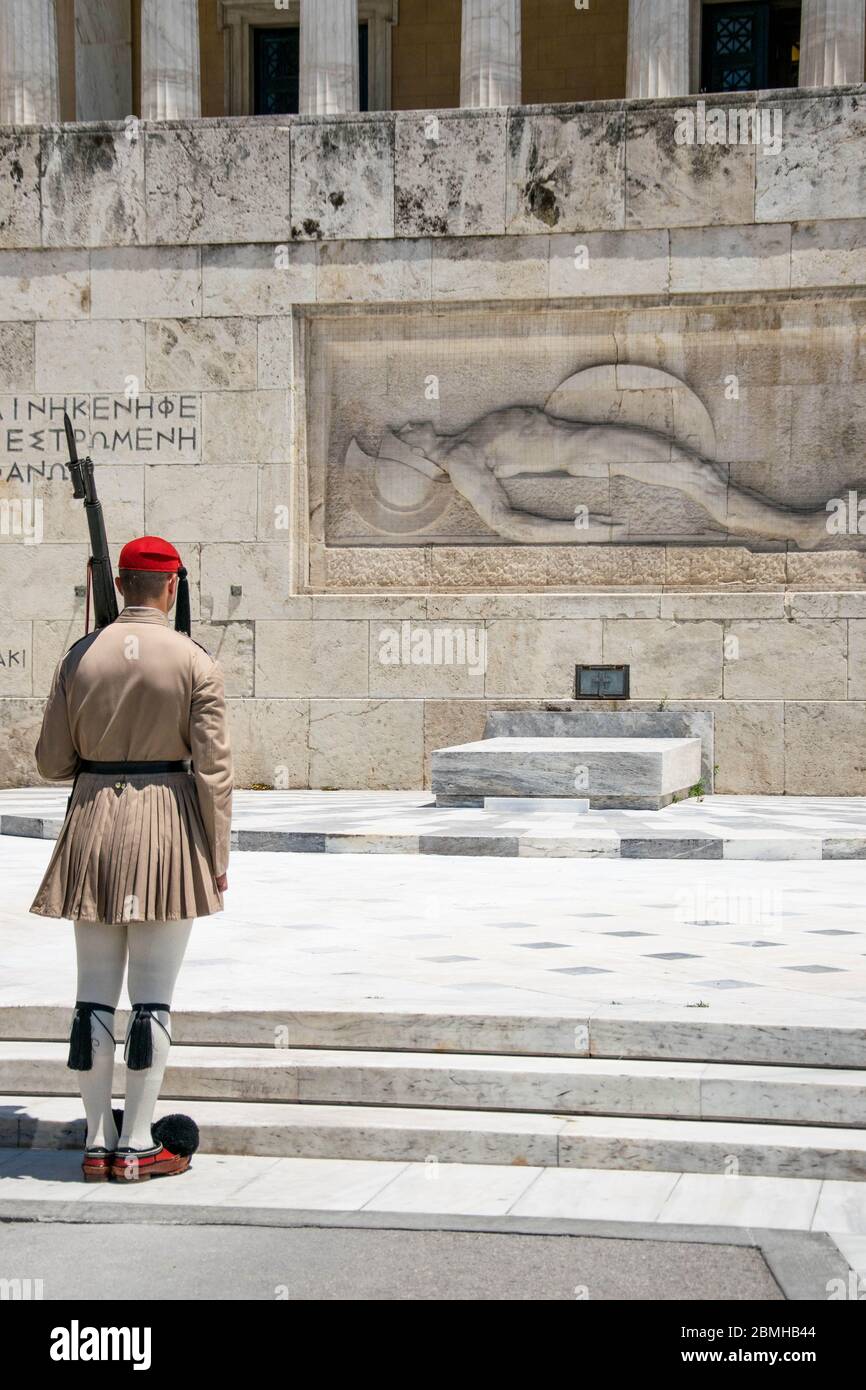 Atene, Grecia - il cambio delle guardie ad Atene, di fronte al Parlamento ellenico, tomba di un soldato sconosciuto Foto Stock