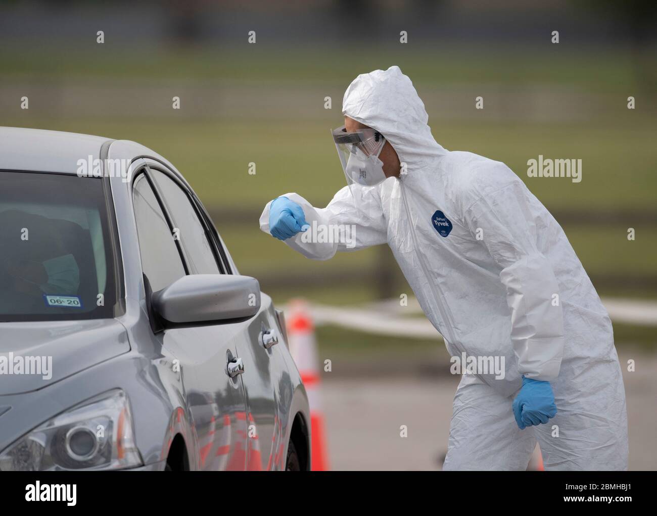 Taylor, Texas, Stati Uniti. 9 maggio 2020. PFC JOSHUA RAMON prende un campione mentre il Texas National Guard's Mobile Testing Team (MTT) prende i tamponi per testare per il coronavirus in una clinica libera Sabato 9 maggio 2020 a Taylor, TX. Lo sforzo della contea di Williamson ha provato circa cento pazienti come il Texas il venerdì ha superato il contrassegno 1,000 per le morti riferite a COVID-19 statewwide. Credit: Bob Daemmrich/ZUMA Wire/Alamy Live News Foto Stock