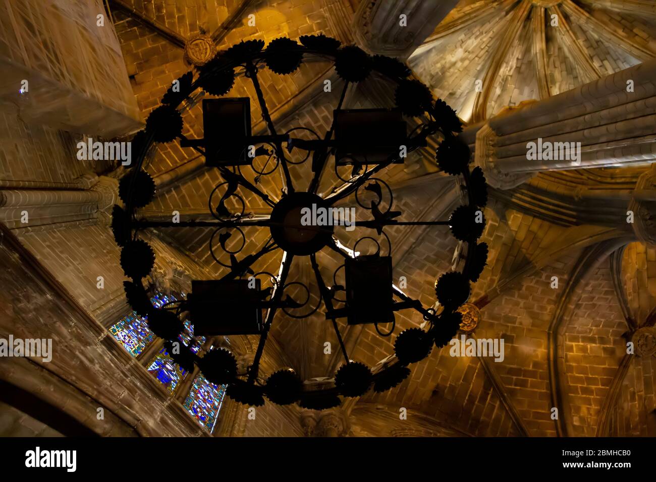 Lampadario in un chiostro della Cattedrale della Santa Croce e di Sant'Eulalia, o Cattedrale di Barcellona Foto Stock