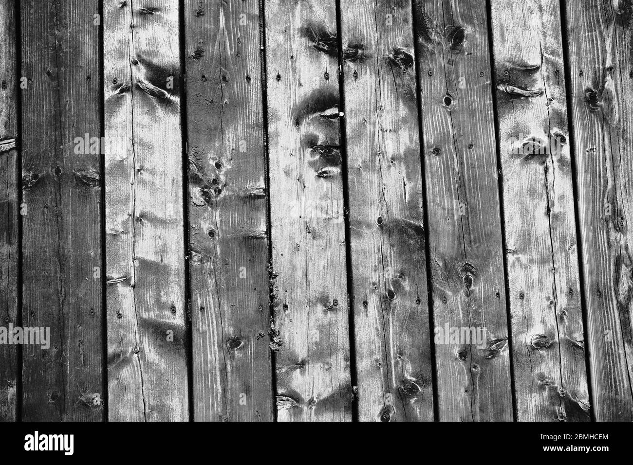 Foto verticale in bianco e nero del patio dell'ufficio con terrazza in legno e alcune splendide tavole 2x4 intemperate. Ottawa, ontario, Canada. Foto Stock