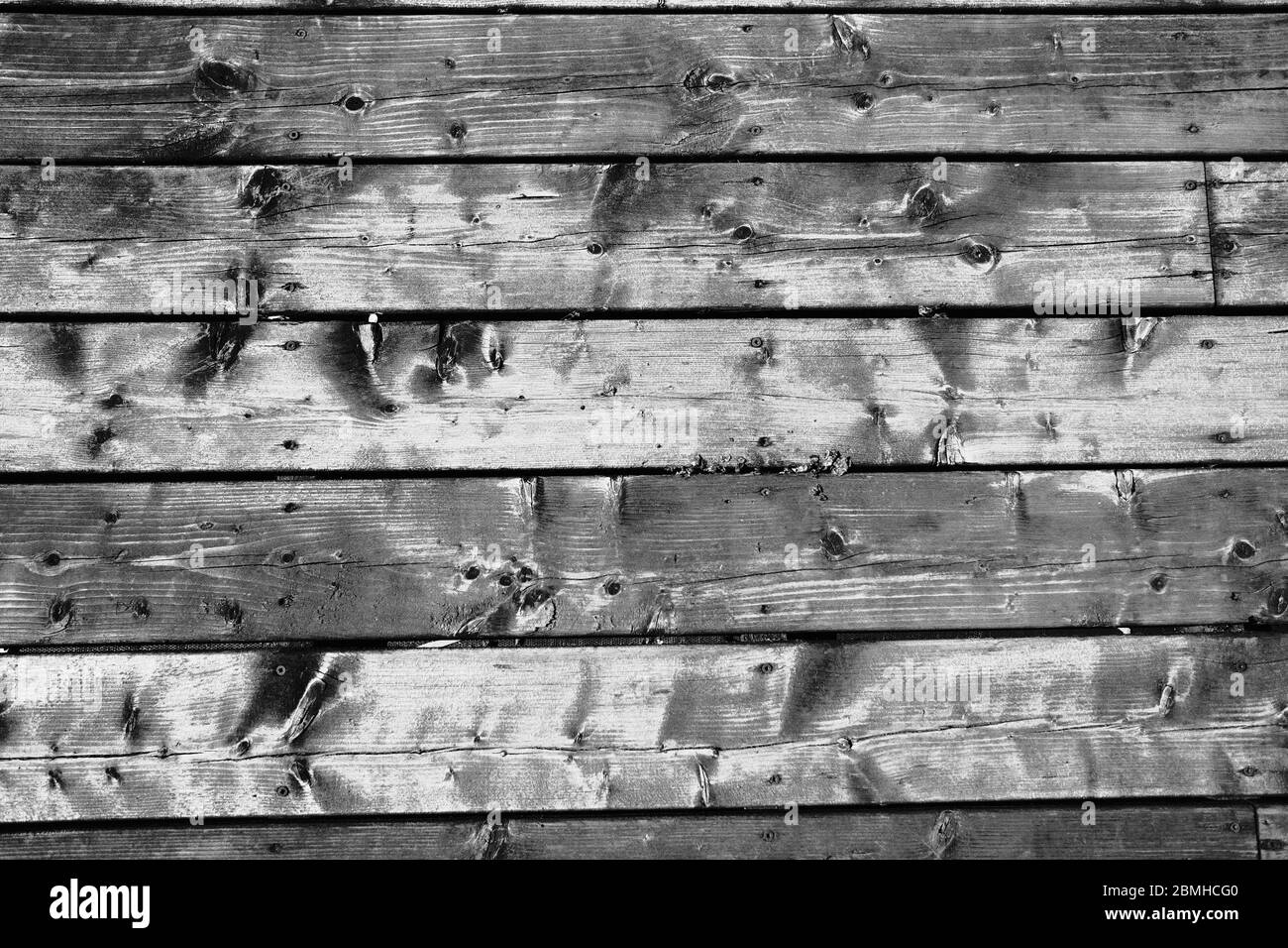 Foto orizzontali in bianco e nero del patio dell'ufficio con terrazza in legno e alcune splendide tavole 2x4 intemperate. Ottawa, ontario, Canada. Foto Stock