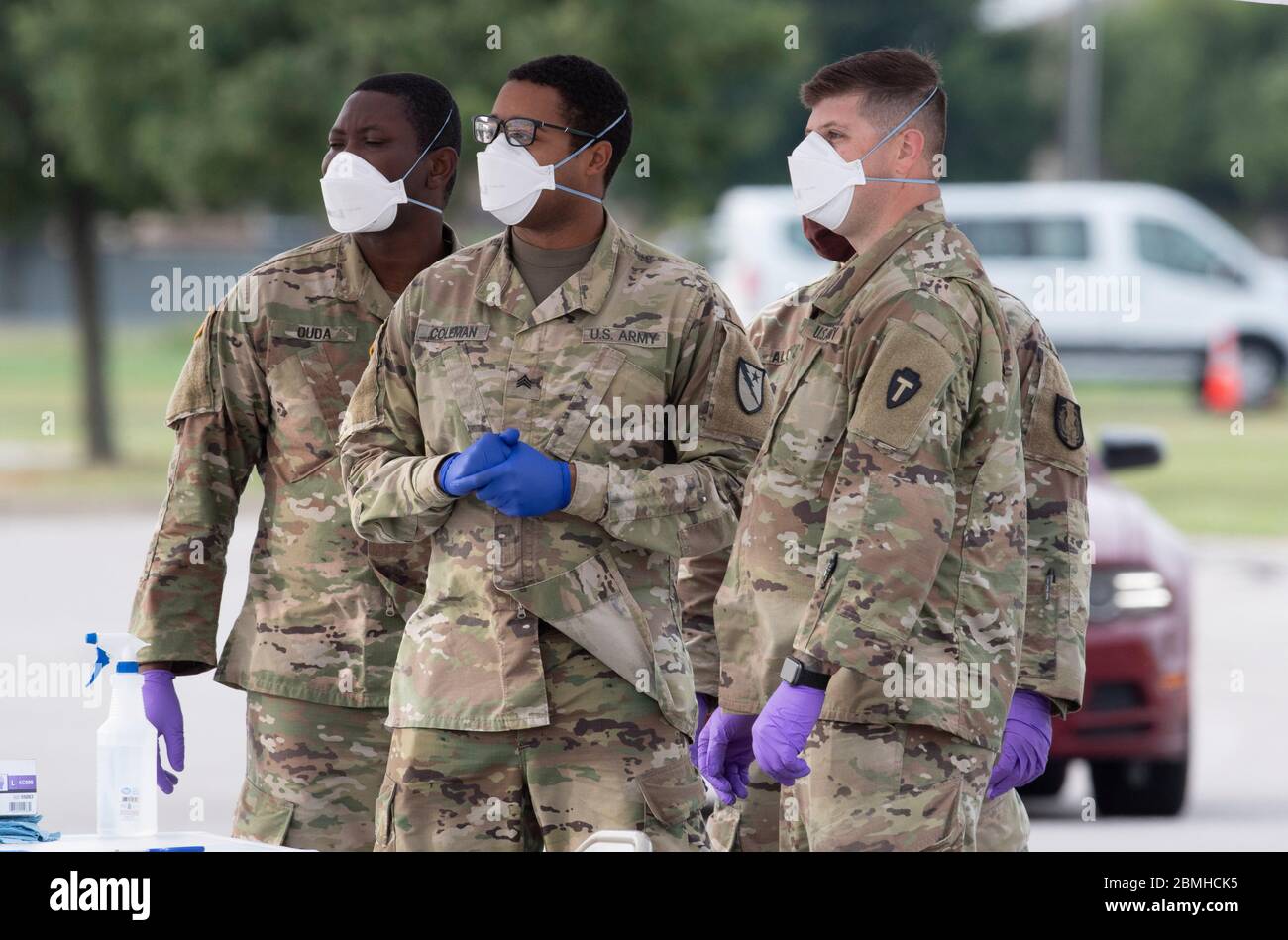 I membri del Texas National Guard's Mobile Testing Team (MTT) raccolgono i tamponi per testare il coronavirus in una clinica gratuita sabato 9 maggio 2020 a Taylor, Texas. Lo sforzo della contea di Williamson ha provato circa 100 genti. Foto Stock