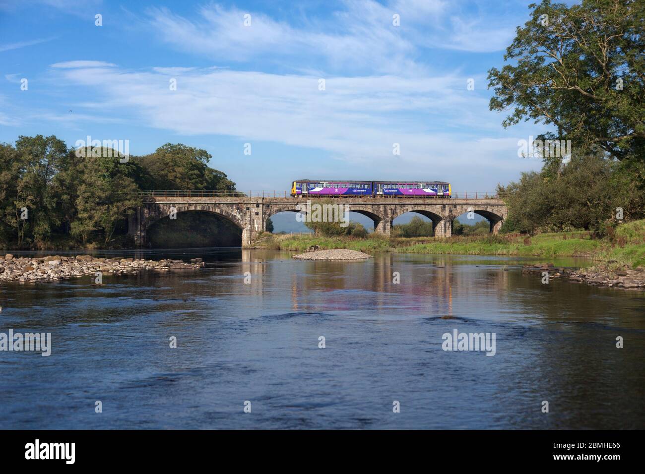Treno nordico di classe 144 pacer che attraversa il viadotto del fiume Lune ad Arkholme sulla linea 'Little North Western' nel Lancashire Foto Stock