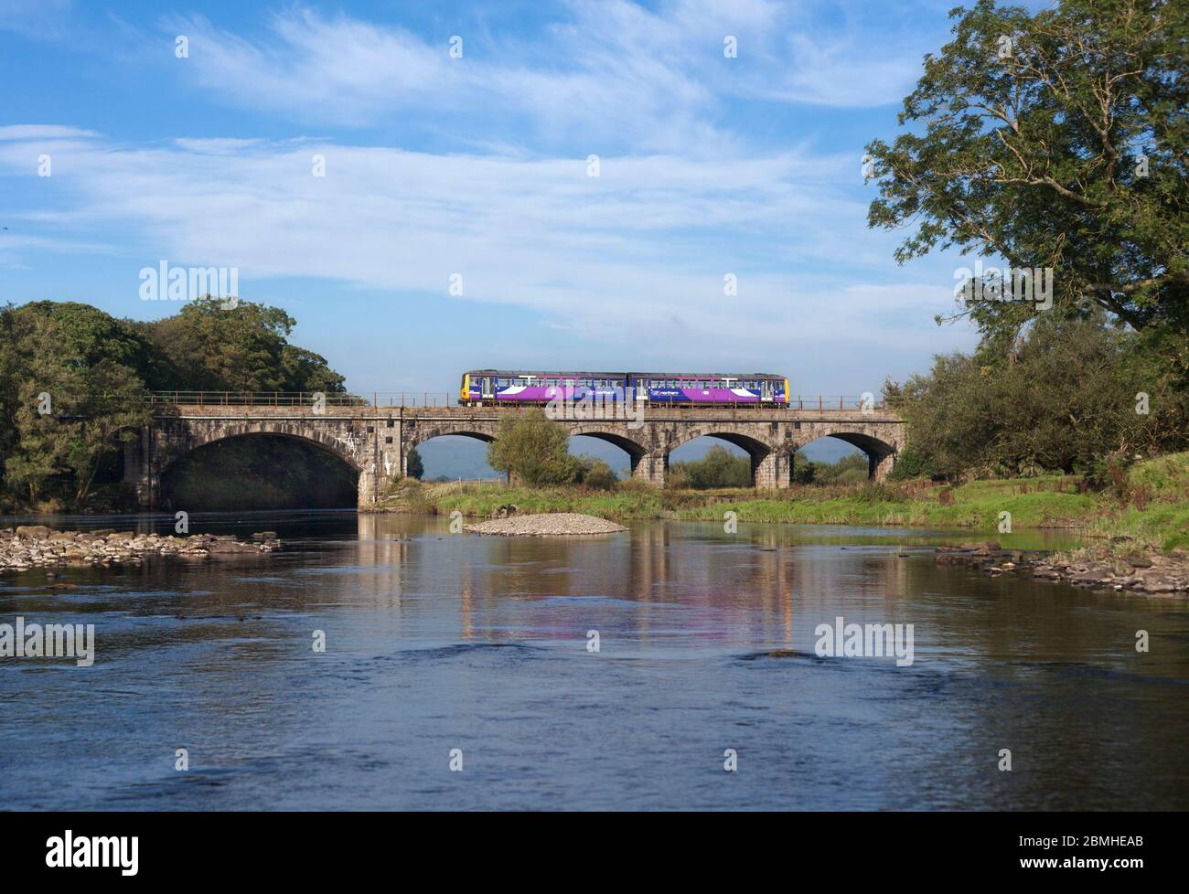 Treno nordico di classe 144 pacer che attraversa il viadotto del fiume Lune ad Arkholme sulla linea 'Little North Western' nel Lancashire Foto Stock
