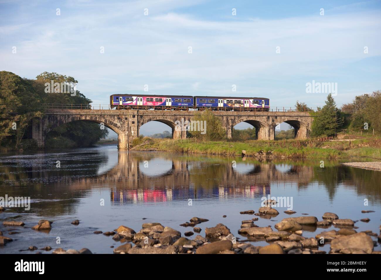 Treno di classe 150 della ferrovia settentrionale che attraversa il viadotto delle lune ad Arkholme sulla panoramica linea ferroviaria 'Little North Western' nel Lancashire Foto Stock