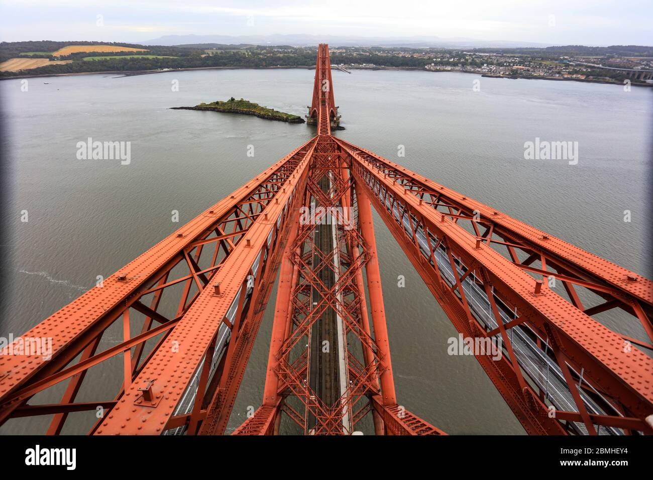 I ponti sopra il Forth a Queensferry traversata. Il Forth Bridge - un ponte ferroviario (1882) Foto Stock