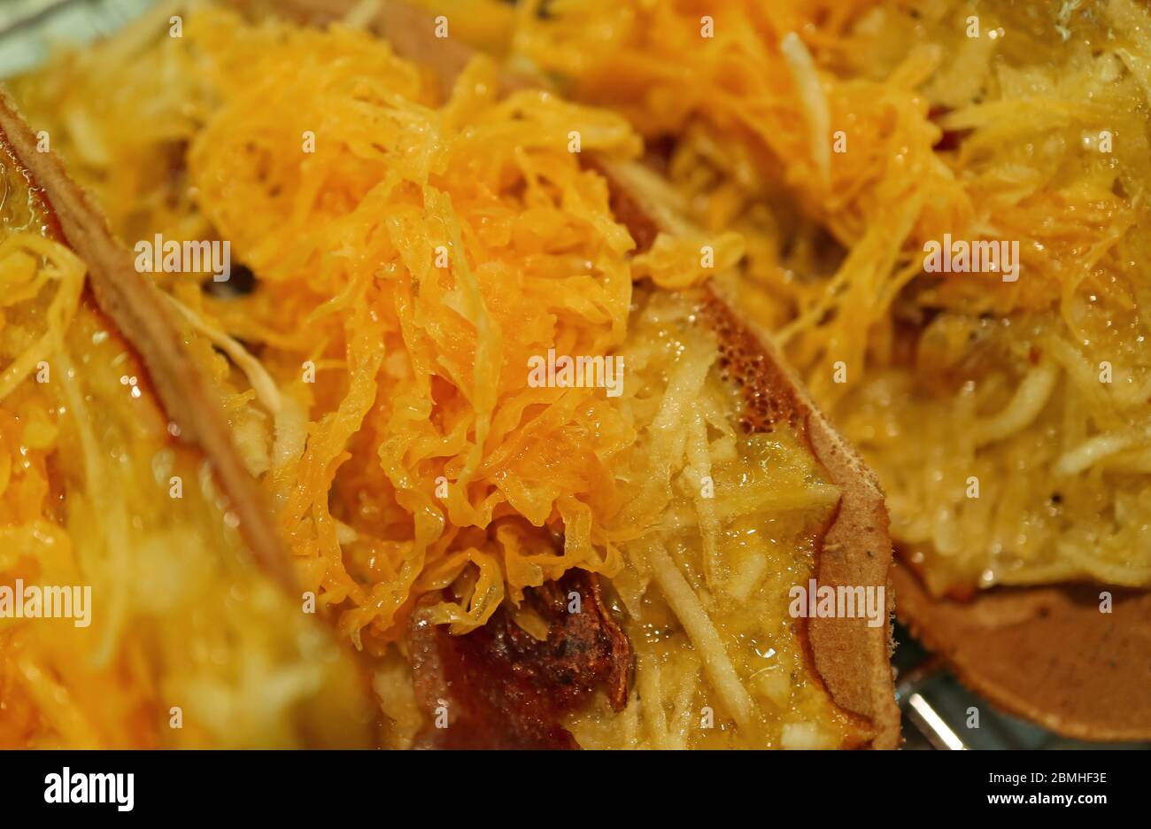 Primo piano deliziosi Crepes thailandesi croccanti (Khanom Bueang) ripieni di Foi Thong (tuorlo d'uovo sodo allo sciroppo) Foto Stock