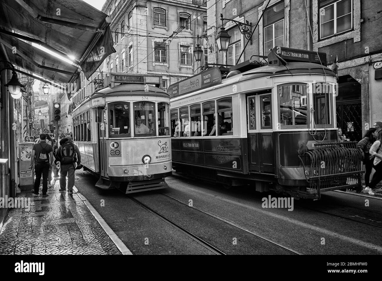 Un tram si sposta lungo una strada nella zona della città vecchia di Lisbona, Portogallo. Foto Stock