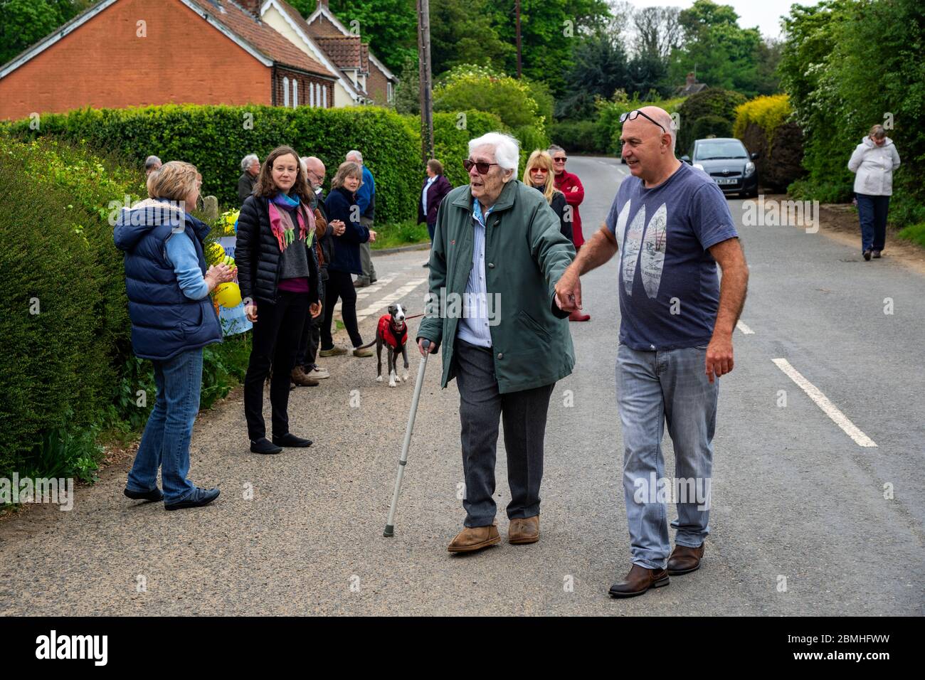 Donna che festeggia il suo 90th° compleanno con regole di allontanamento sociale a causa della pandemia di Bawdsey Suffolk Regno Unito di Covid-19 Foto Stock