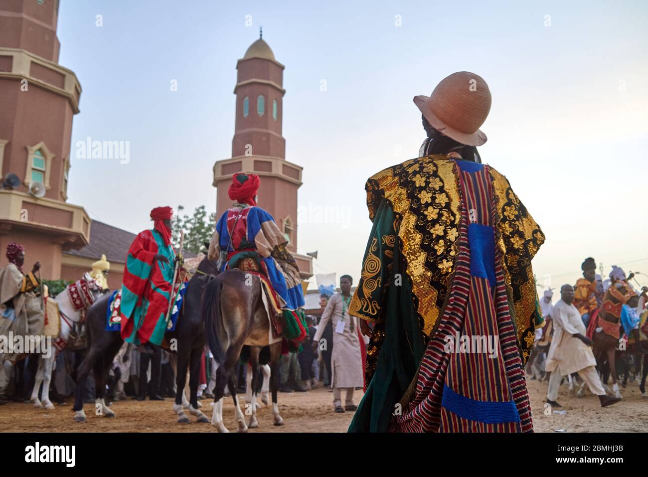 Guardia d'onore dell'emiro della città di Gumel che supervisiona la cavalcata durante la celebrazione di un durbar. Un durbar è una celebrazione nel nord del Niger Foto Stock