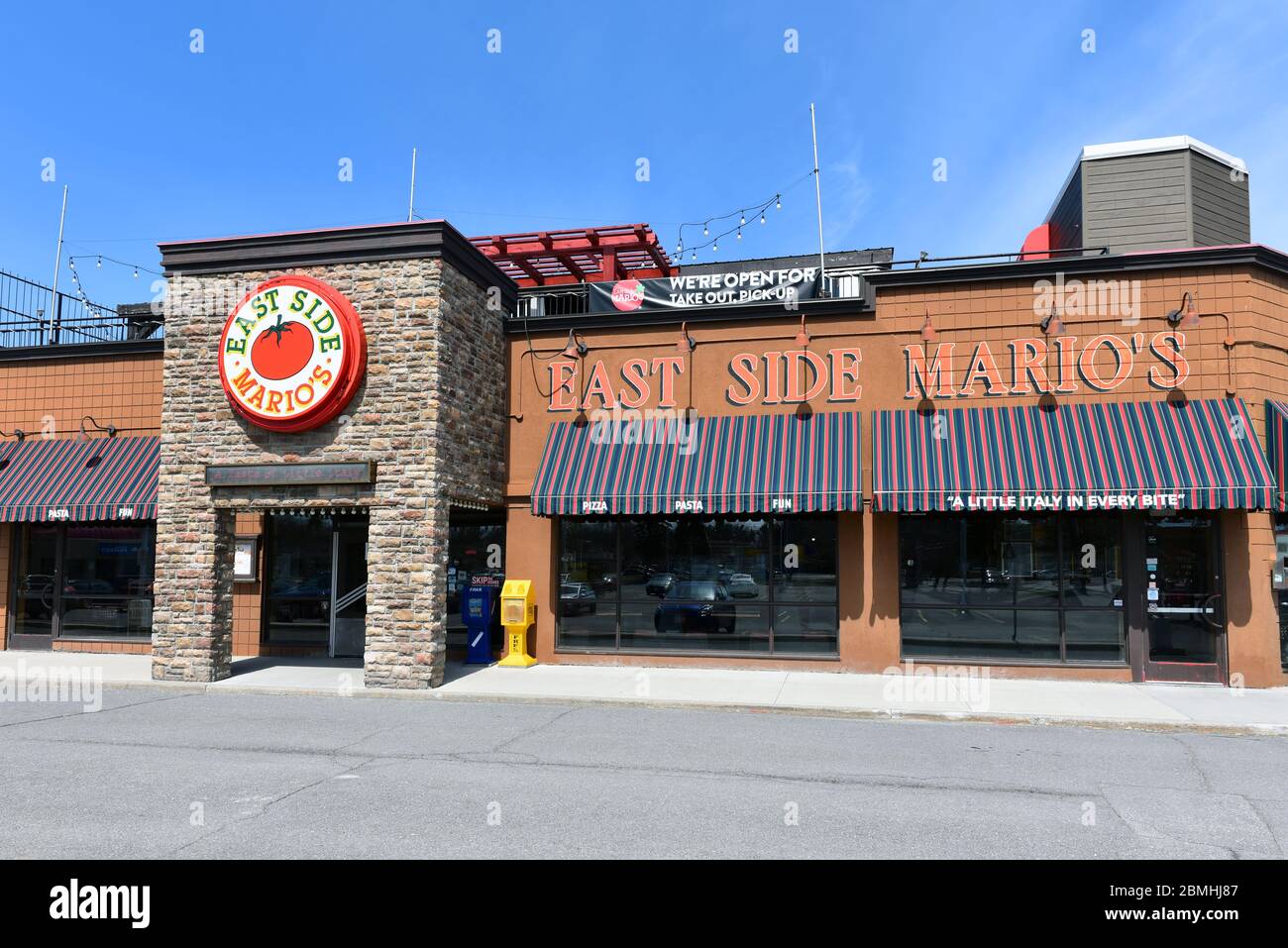 Ottawa, Canada - 2 maggio 2020: East Side Mario's, Robertson Rd posizione, è una catena di ristoranti canadese con oltre 85 posizioni, con solo segno offerta Foto Stock