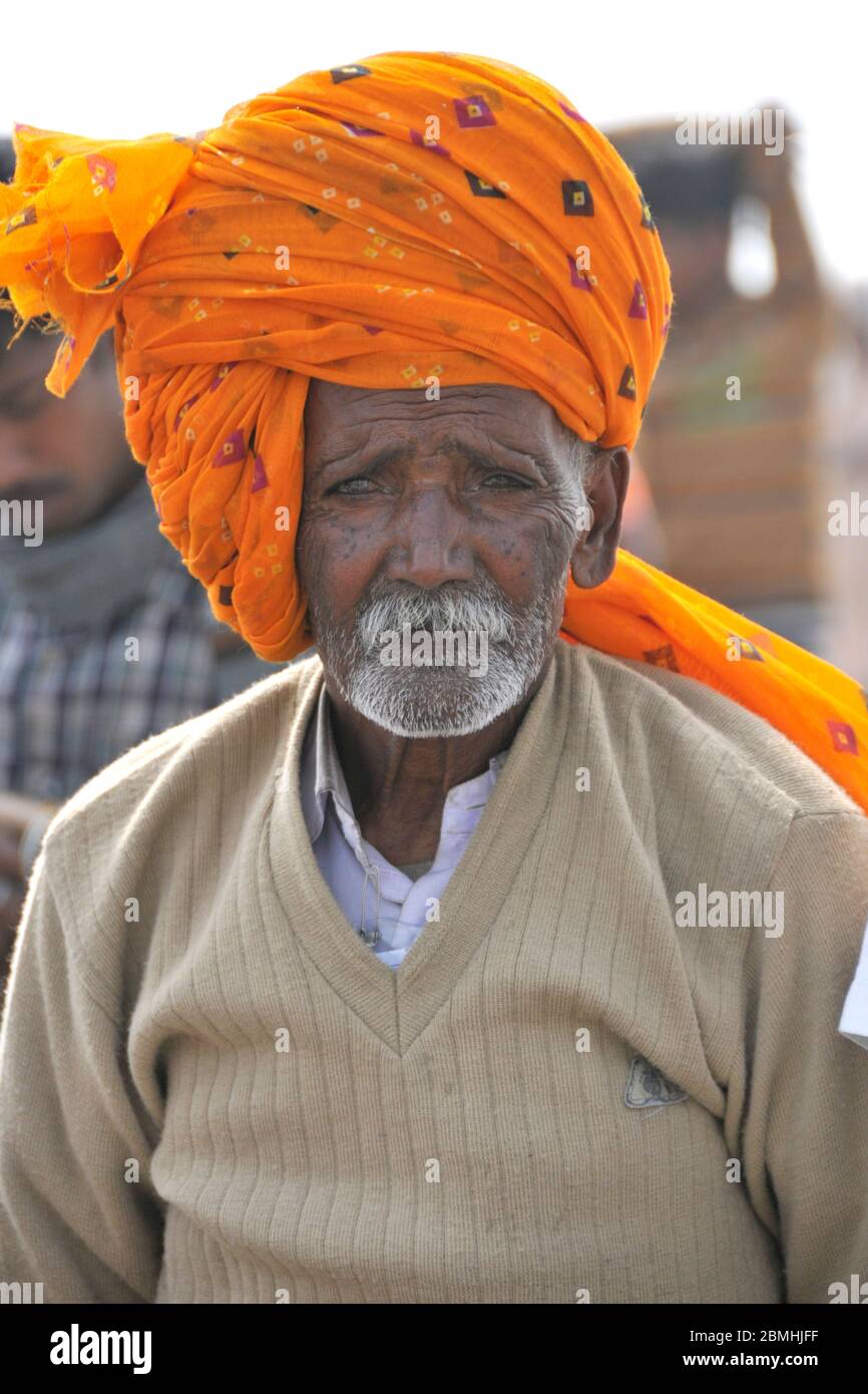 Anziani, maschi pellegrino al Ganga Sagar Mela, Sagar Island, West Bengal, India Foto Stock