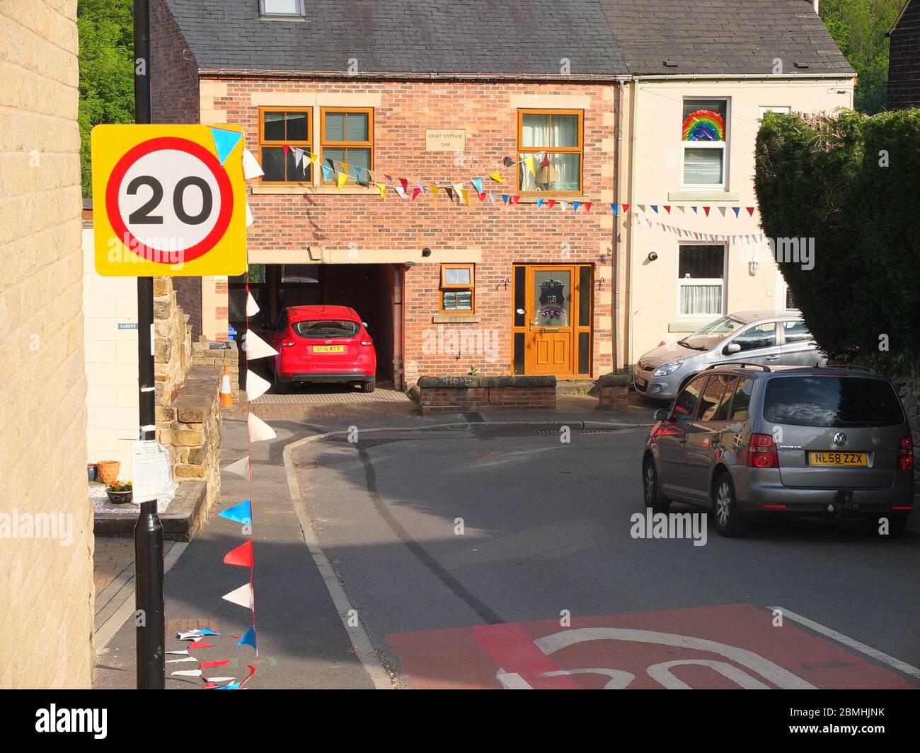 Conchettare di strada e arcobaleni di finestra dopo silenziosi festeggiamenti socialmente distanziati del VE Day 75 anniversario su Low Road, Sheffield durante Covid Lockdown Foto Stock