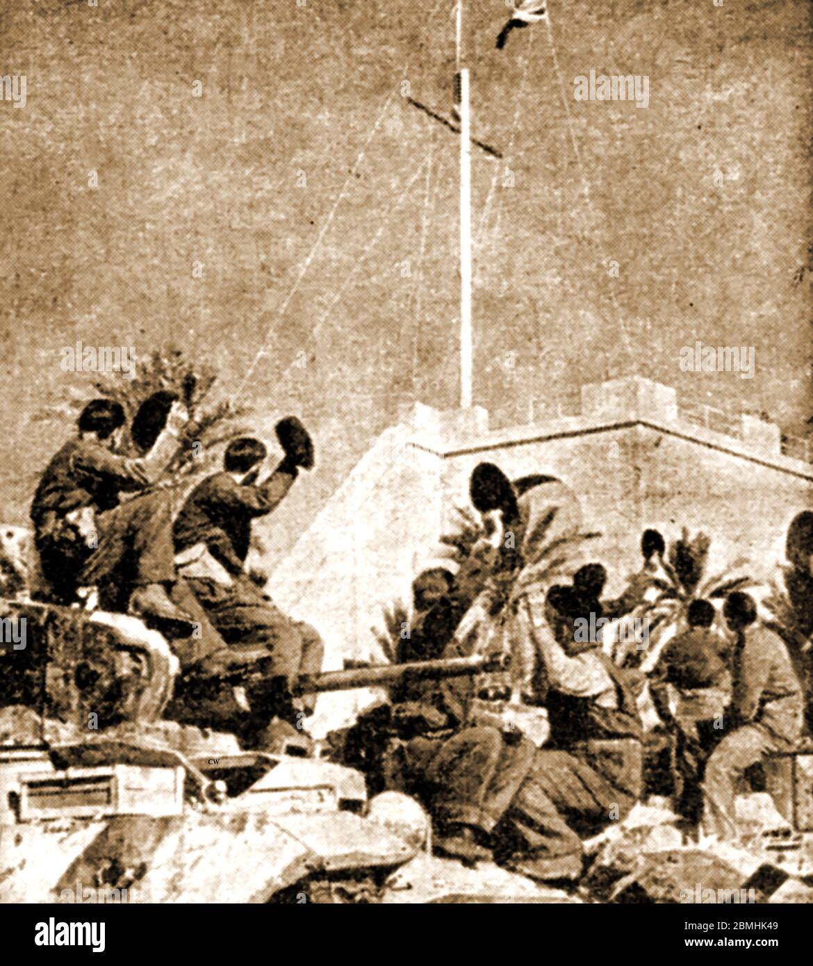 Membri dell'VIII esercito britannico che alzano la bandiera dell'Unione Jack dopo aver conquistato Tripoli il 23 gennaio 1943 durante la seconda guerra mondiale Foto Stock