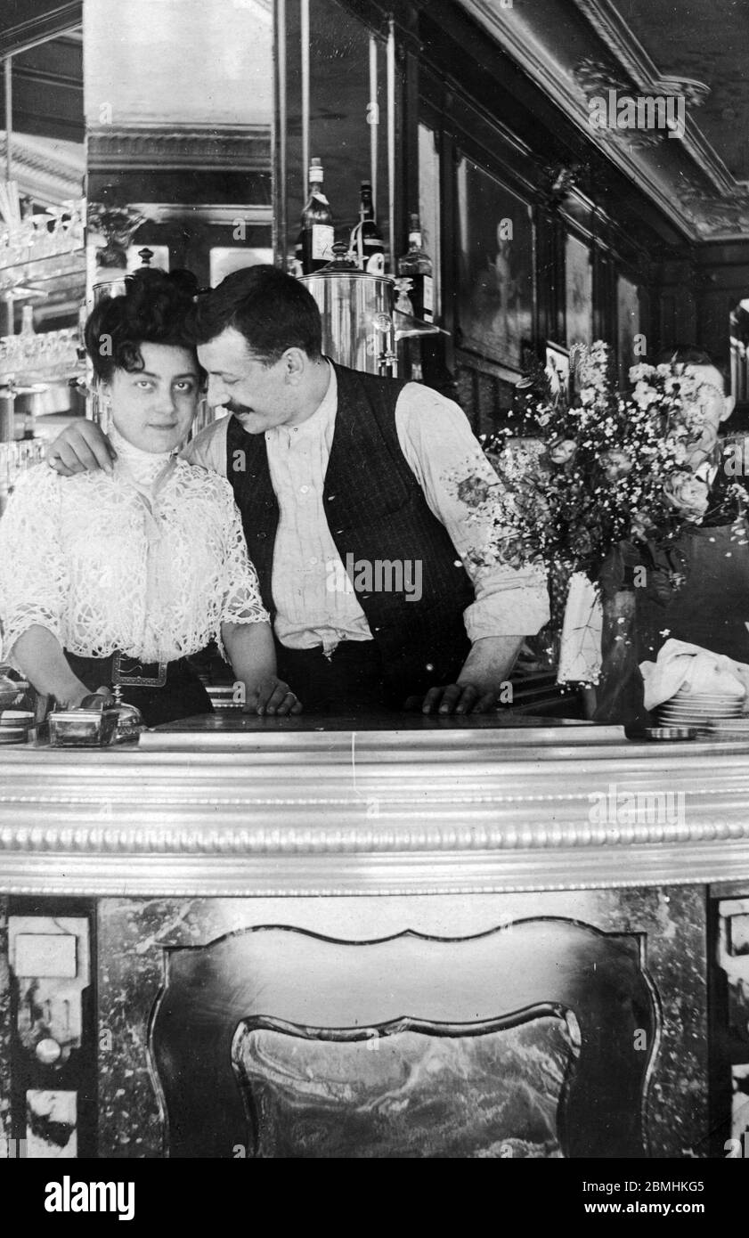 Belle epoque : complicite et amour d'un couple de tenanciers d'une brasserie parisienne, posant derriere leur comptoir, fin 19eme siecle Photographie Foto Stock