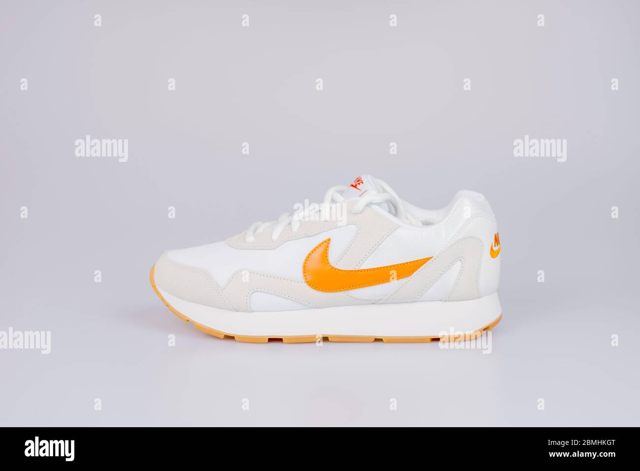 Sneaker Nike bianche su sfondo bianco Foto Stock