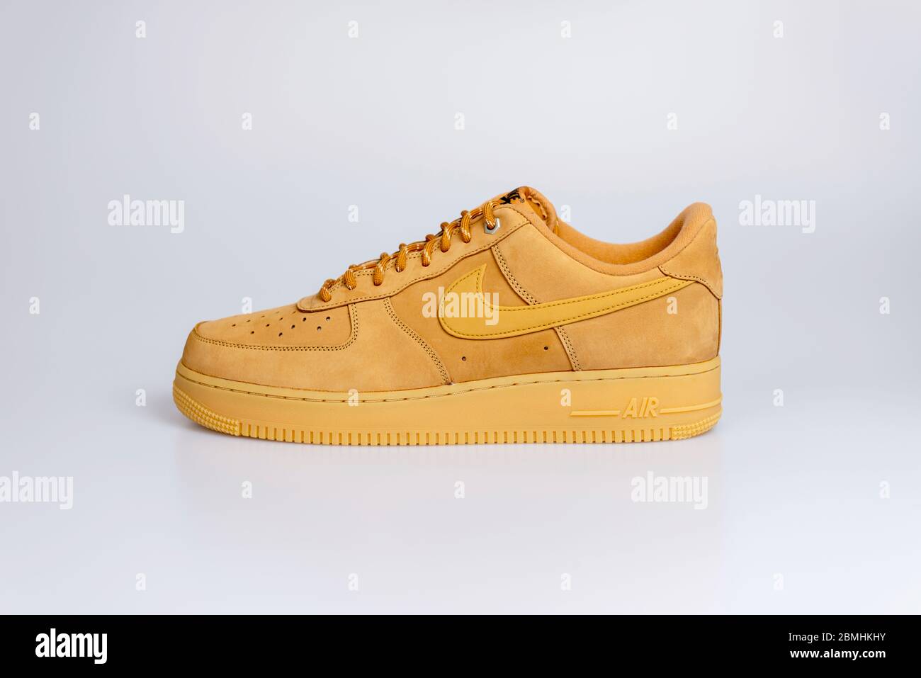 Sneaker Nike Air Force marrone chiaro su sfondo bianco Foto stock - Alamy