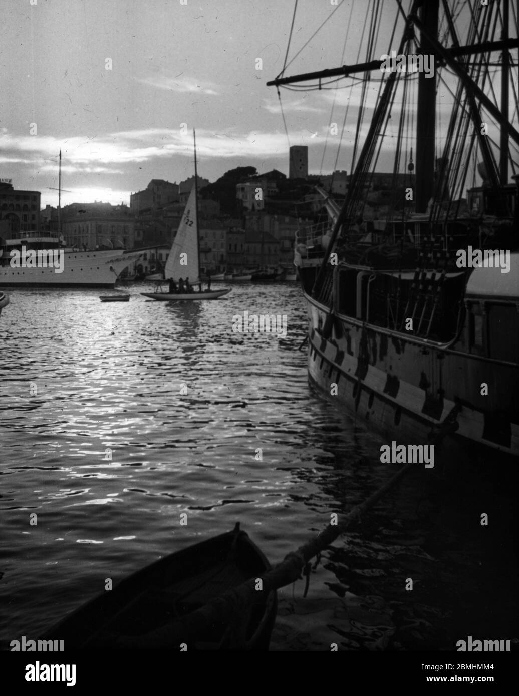 Coulcher de soleil sur le port de Cannes, voilier et yacht, Alpes Maritimes, juillet 1939 (veille de la deuxieme guerre mondiale) Fotografie anonime Foto Stock