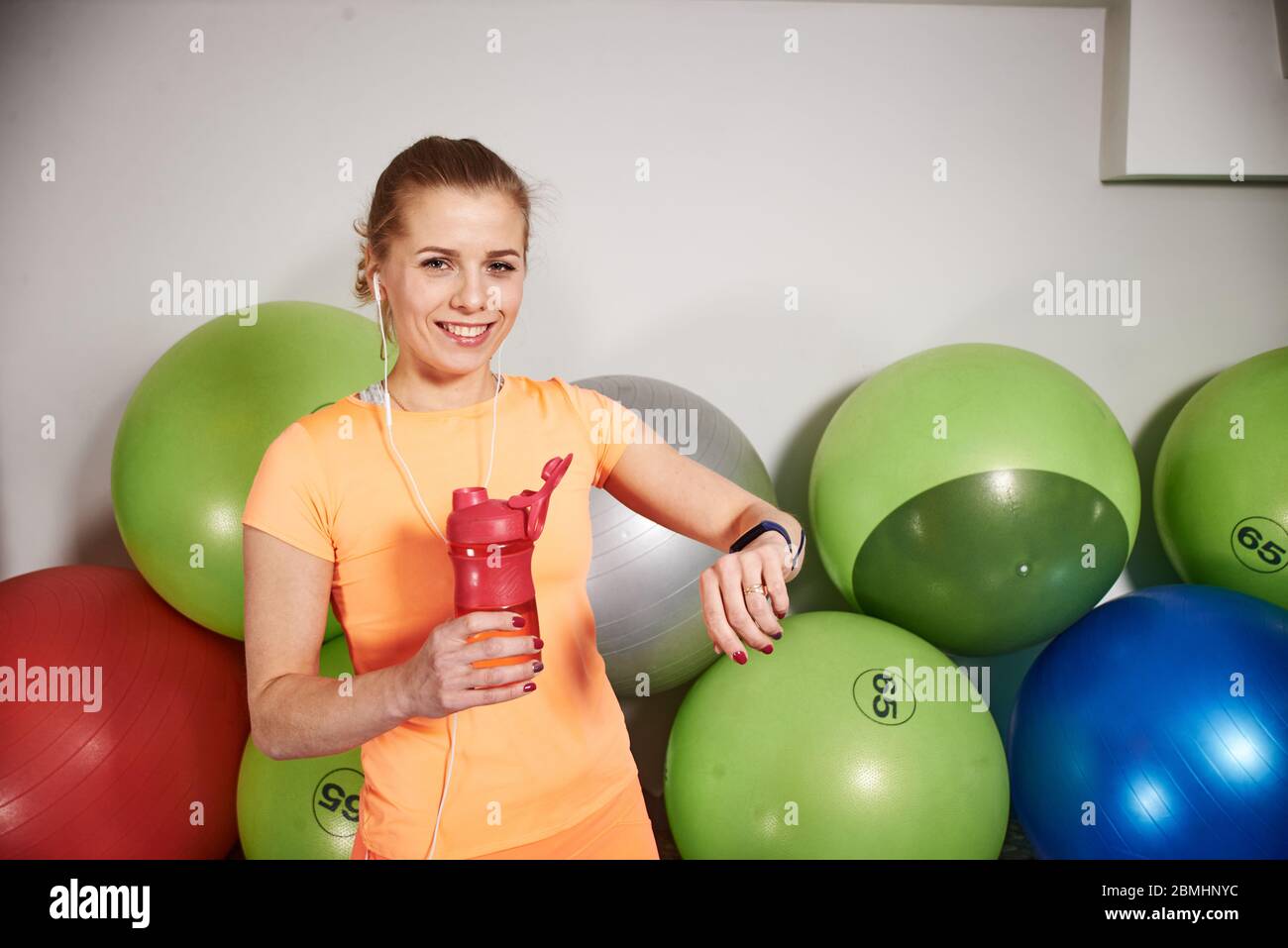 Giovane donna sportiva sottile con cuscinetti ad aria per un look elegante nel fitness club. Foto Stock