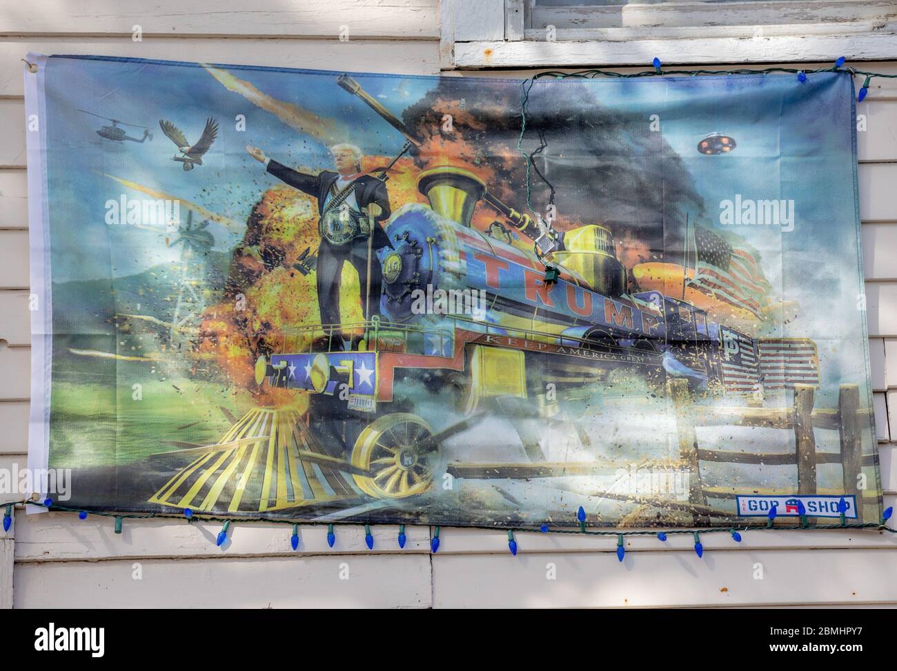 Herkimer, New York: Blanner militarismo di Donald J. Trump, appeso sul fronte di una residenza. Foto Stock
