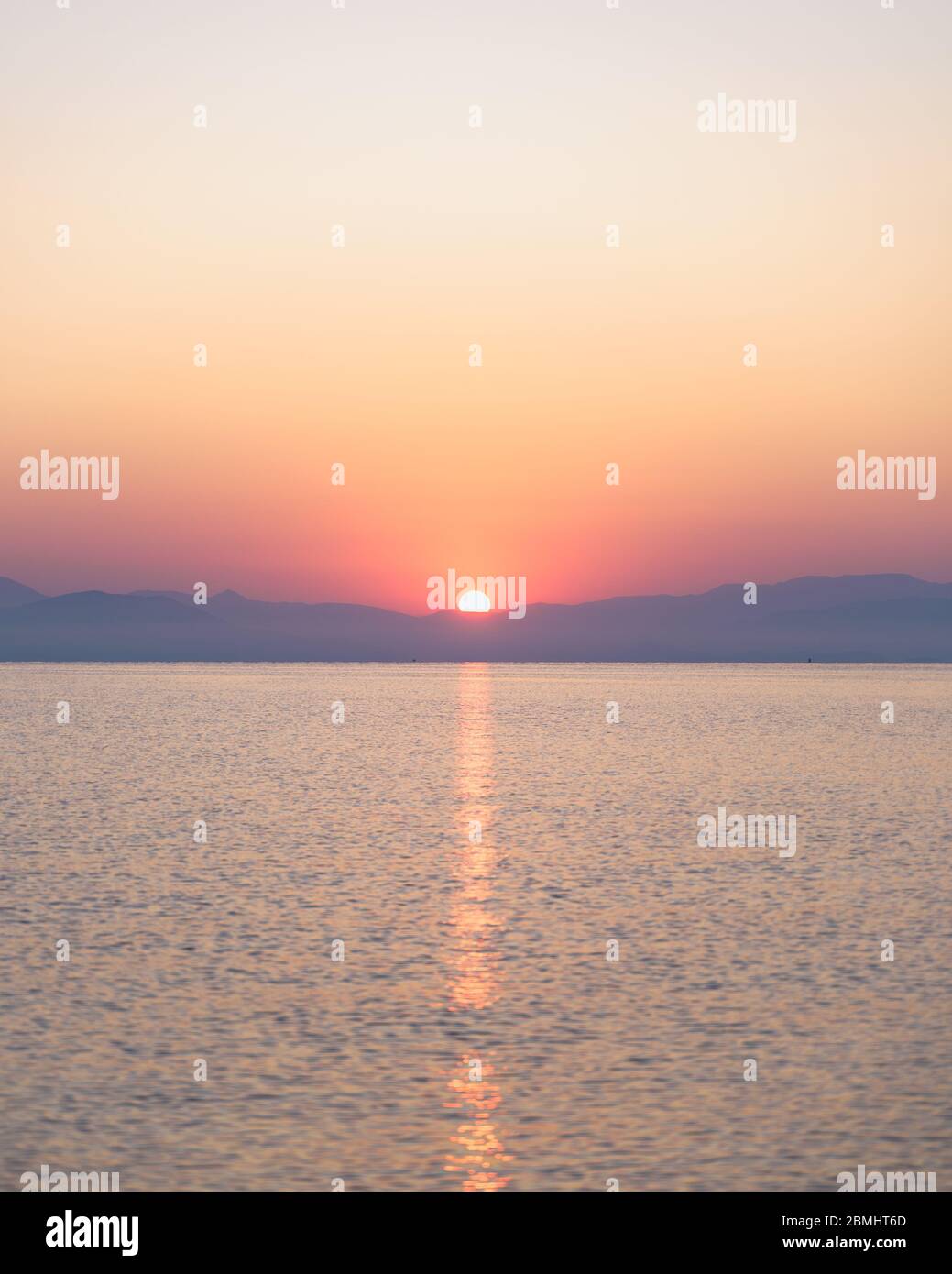 Questa immagine 4 per 5 di un'immagine di tramonto molto lusinghiera è molto equilibrata e simmetrica, con un sacco di spazio negativo per testo, elementi grafici e. Foto Stock