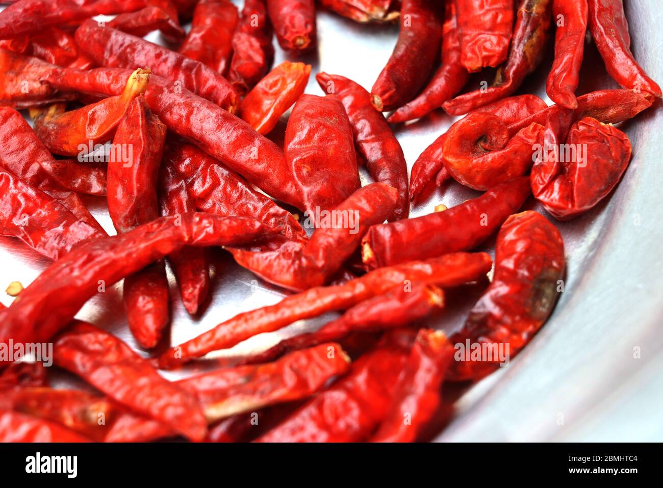 Peperoncino rosso con il suo colore luminoso a casa per cucinare i cibi Foto Stock