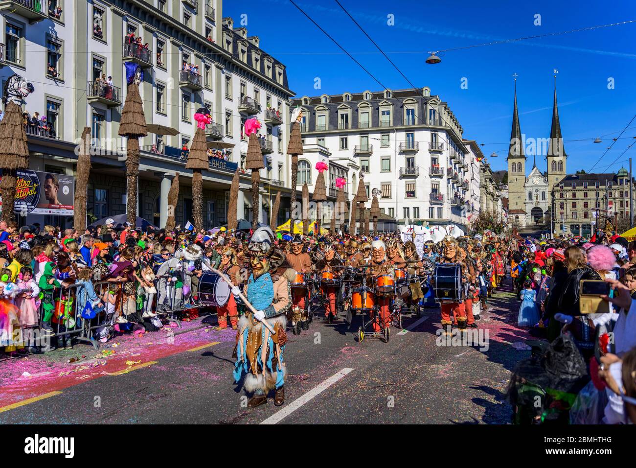 Guggenmusiker mascherato, band, sfilata di Carnevale della Guild di Wey su Rosenmontag, Guedismaentig, Carnevale di Lucerna 2020, Lucerna, Svizzera Foto Stock