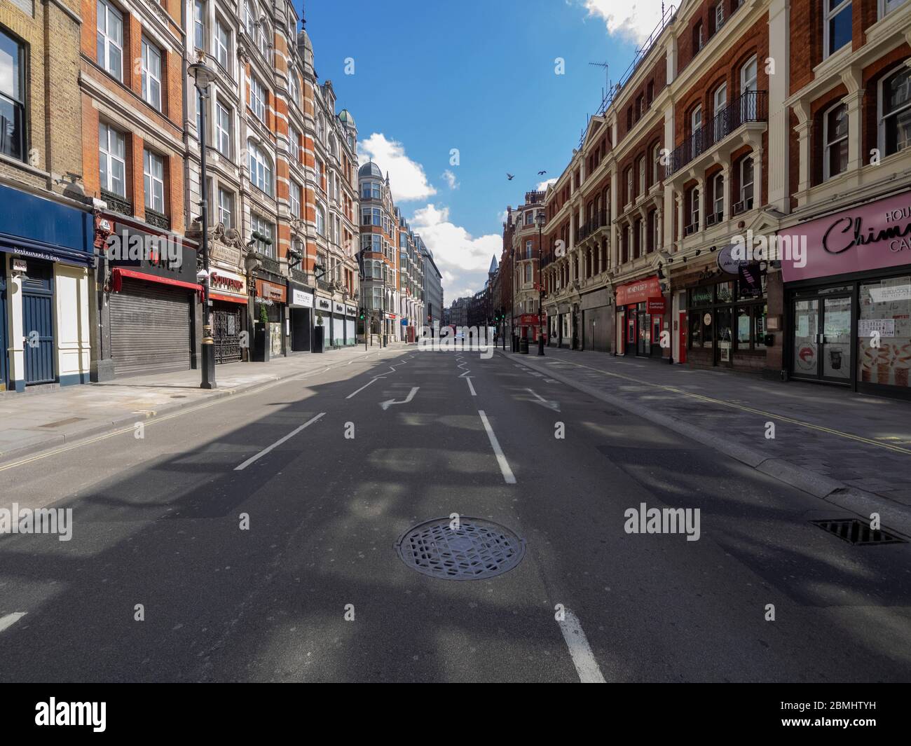 Londra. REGNO UNITO. 6 maggio 2020. Ampio angolo di vista di Shaftesbury Ave. A mezzogiorno durante il Lockdown. Foto Stock