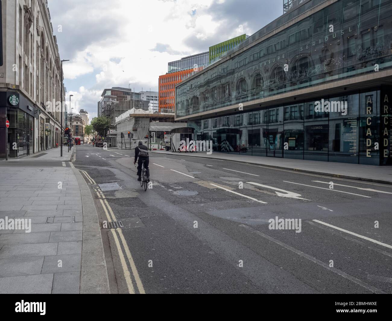 Londra. REGNO UNITO. 4 maggio 2020 a mezzogiorno. Ampio angolo di vista di New oxford Street durante il Lockdown Foto Stock