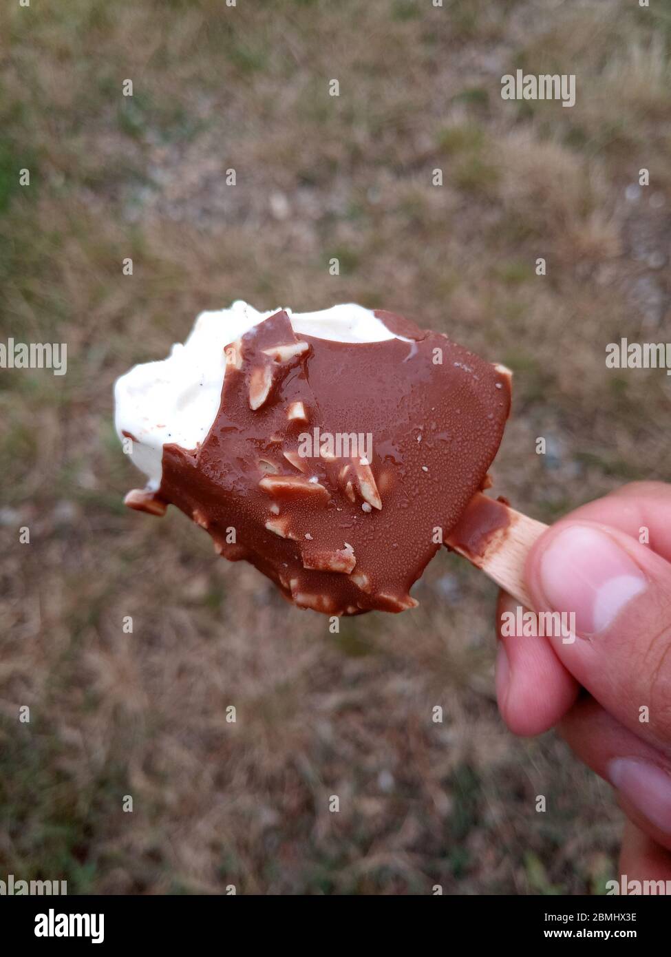 Gelato Eskimo con cioccolato su un bastone. Ammorso il gelato. Foto Stock