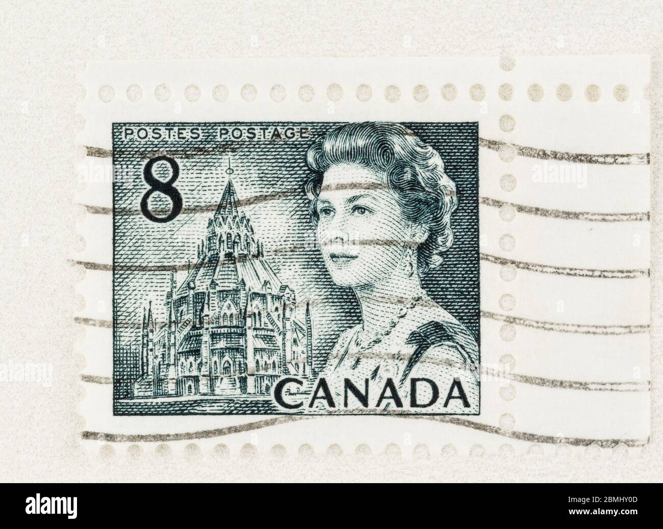 SEATTLE WASHINGTON - 8 maggio 2020: Inciso 1971 Queen Elizabeth definitivo timbro canadese con la Biblioteca del Parlamento. Scott 544 Foto Stock