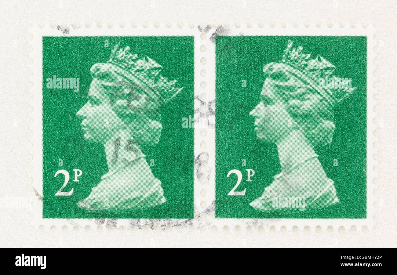 SEATTLE WASHINGTON - 8 maggio 2020: Primo piano della Regina Elisabetta II sul francobollo verde brillante della Gran Bretagna. Scott n. 625 Foto Stock