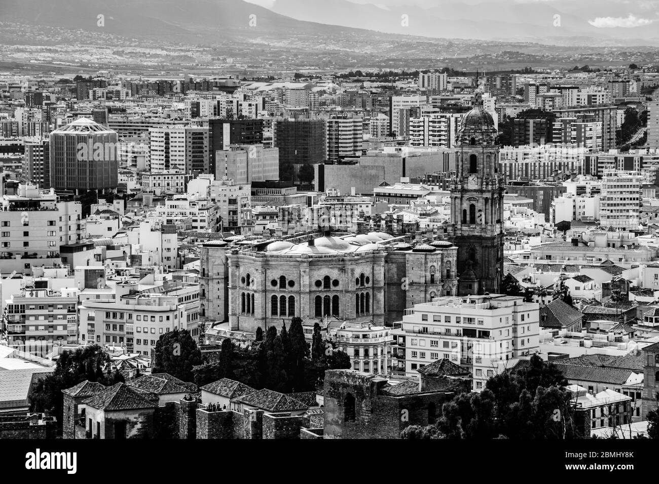 Malaga, Andalusia, Spagna: Skyline della città con la Cattedrale di Malaga in bianco e nero Foto Stock