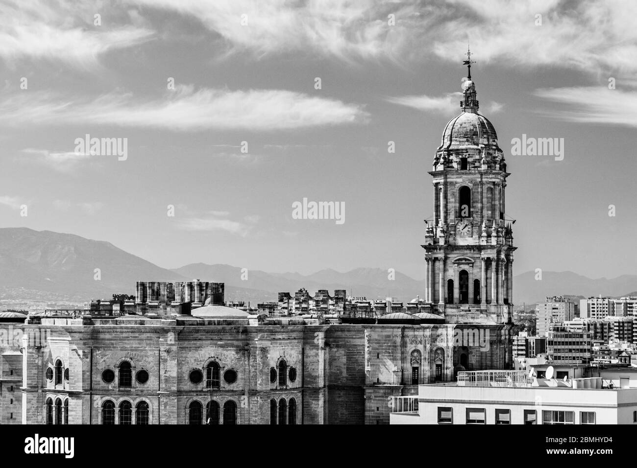 Malaga, Andalusia, Spagna: Skyline con il retro della Cattedrale di Malaga in bianco e nero Foto Stock