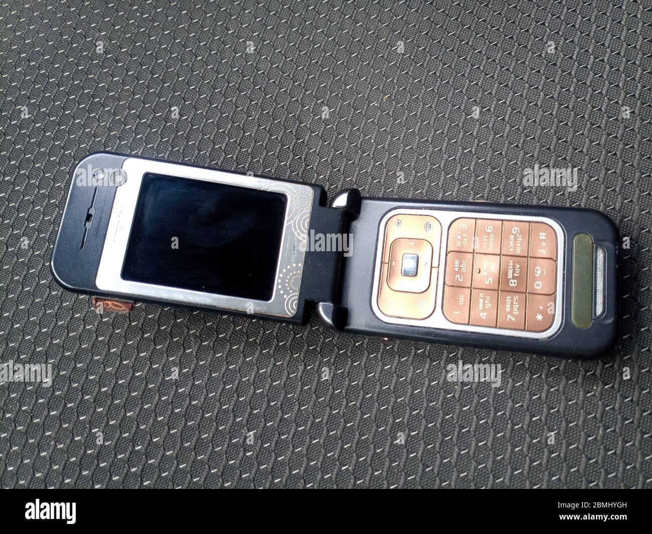 Krasnodar, Russia - 25 giugno 2019: Telefono cellulare Nokia 7390. Telefono retro con tecnologia obsoleta. Foto Stock