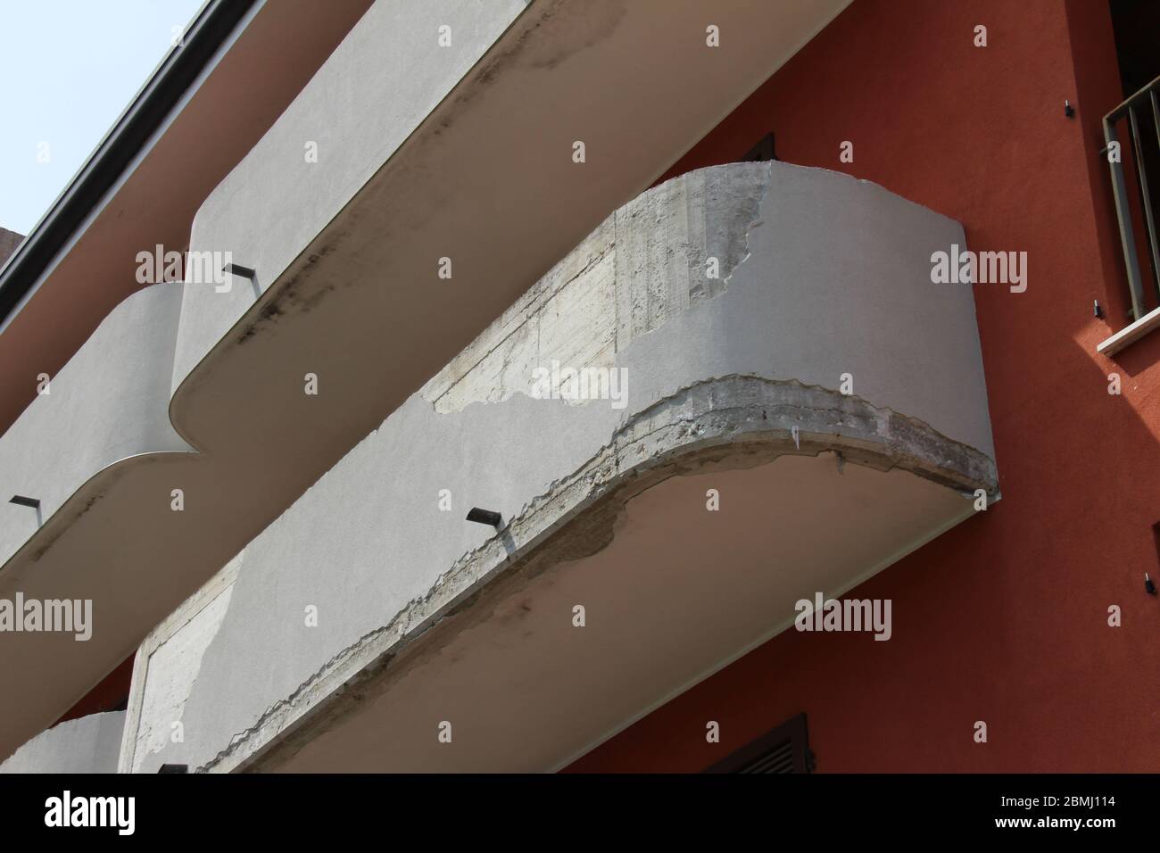 Infiltrazioni d'acqua hanno staccato il cemento esterno di un balcone moderno. Foto Stock