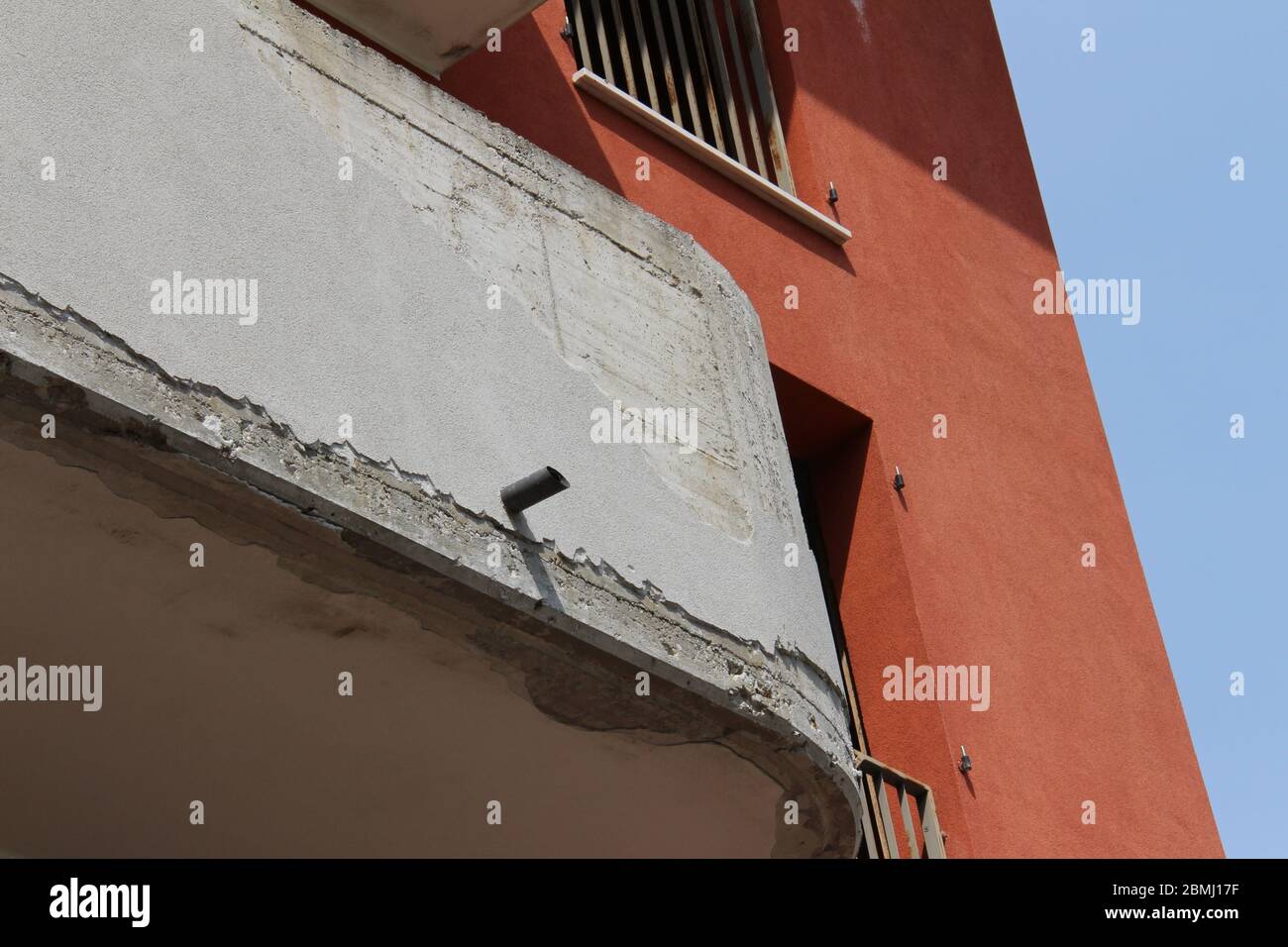 Infiltrazioni d'acqua hanno staccato il cemento esterno di un balcone moderno. Foto Stock