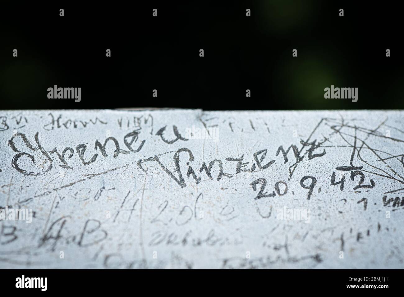 Nome e data di diverse persone graffiate in metallo durante la seconda guerra mondiale a Vienna (Austria) Foto Stock