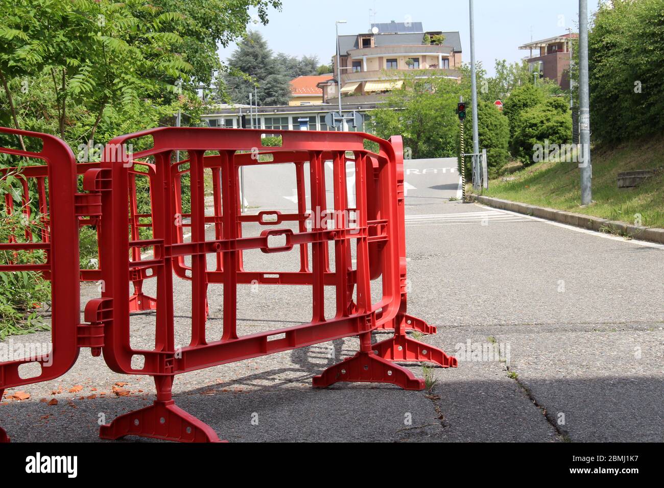 Le barriere delimitano la parte occupata da lavori stradali, materiale plastico e colore rosso. Foto Stock