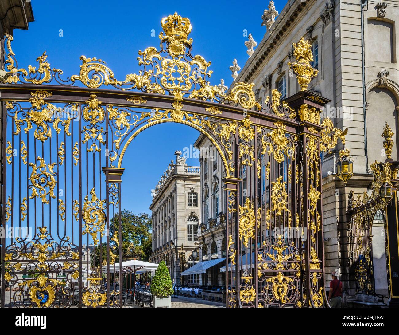 Cancello in ferro battuto dorato che conduce a Place Stanislas nel centro di Nancy, a causa di queste porte, Nancy è soprannominata Città con Golden Gates (Ville Foto Stock