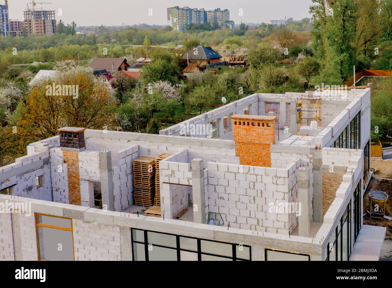 Cantiere di una casa in costruzione realizzata con blocchi di cemento in schiuma bianca. Costruzione di una nuova struttura di casa Foto Stock