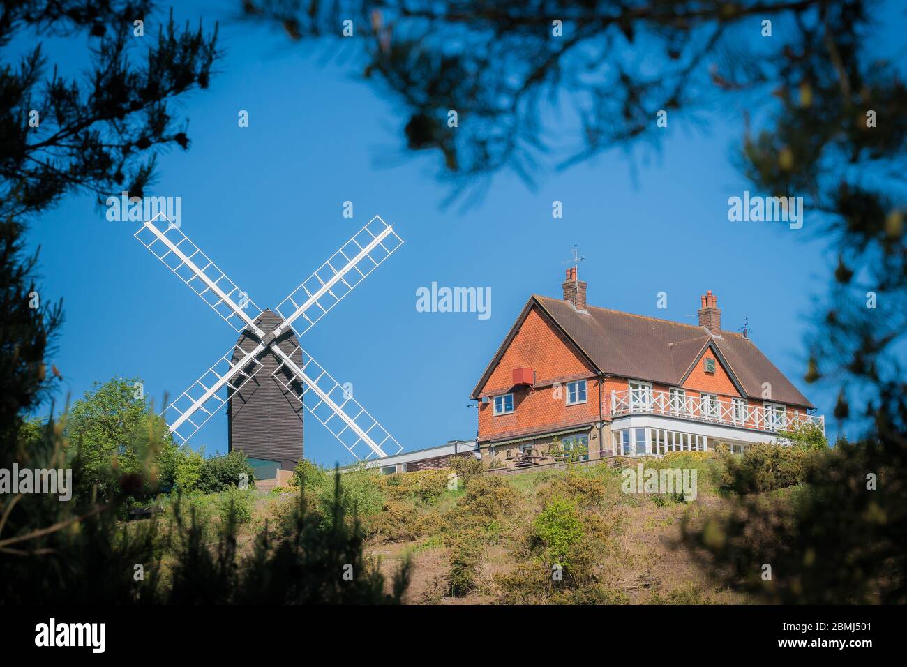 Reigate, Surrey, Regno Unito - 5 maggio 2020 - mulino a vento del XVIII secolo, ora occupato dal Reigate Heath Golf Club Foto Stock