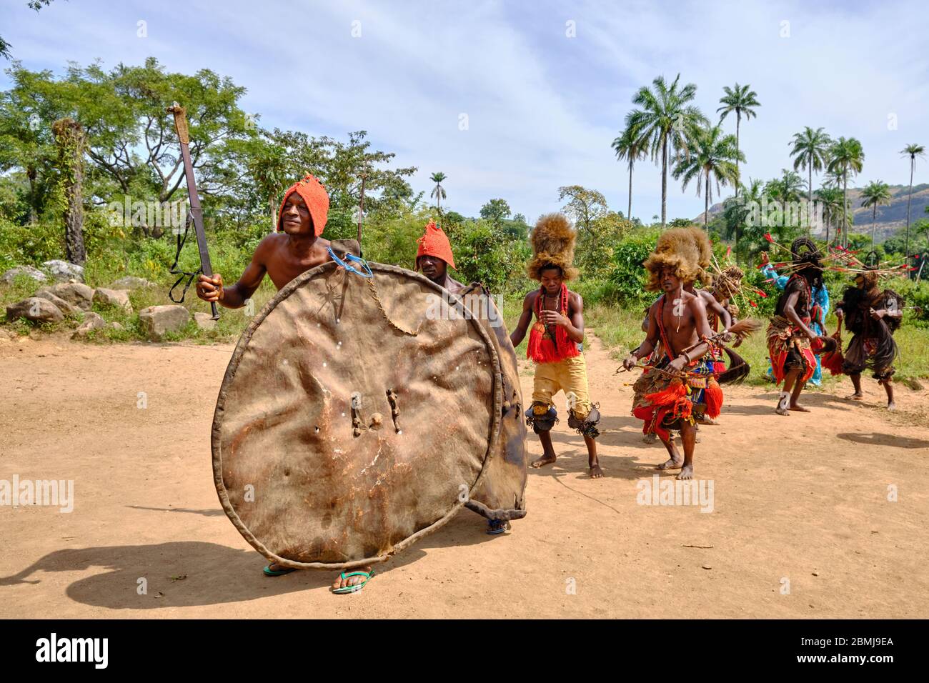 Uomini in maschere e antichi ornamenti tribali che partecipano a una danza tradizionale in un remoto villaggio nelle colline Eggon. Foto Stock