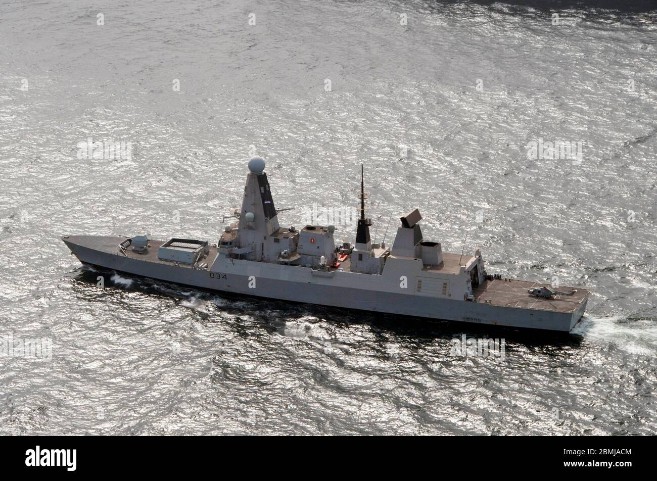 La Royal Navy britannica aring-classe di difesa aerea cacciatorpediniere HMS Diamond durante lo schieramento fanciulla al medio-est come parte dell'operazione inerente risolvere il 8 agosto 2012 nel Mar Arabico. Diamond è attualmente in fase di implementazione iniziale di sei mesi in Medio Oriente. Foto Stock