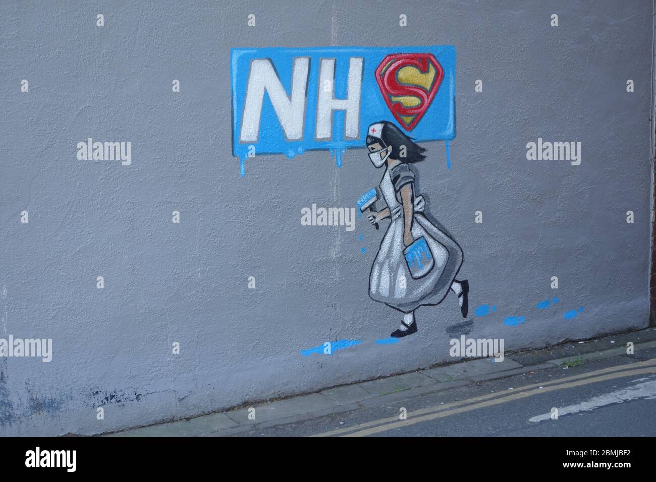 Un murale di supereroe NHS dipinto su una parete a Pontefract, West Yorkshire, dall'artista locale Rachel List. Foto Stock