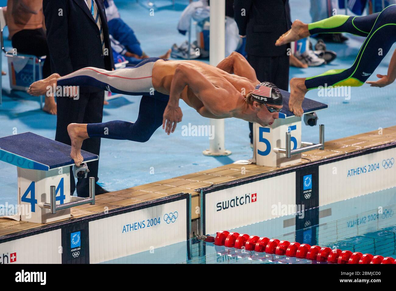 Michael Phelps (USA) vince la medaglia d'oro nella finale di staffetta freestyle da 4 × 200 metri per uomini ai Giochi Olimpici estivi di Atene del 2004. Foto Stock