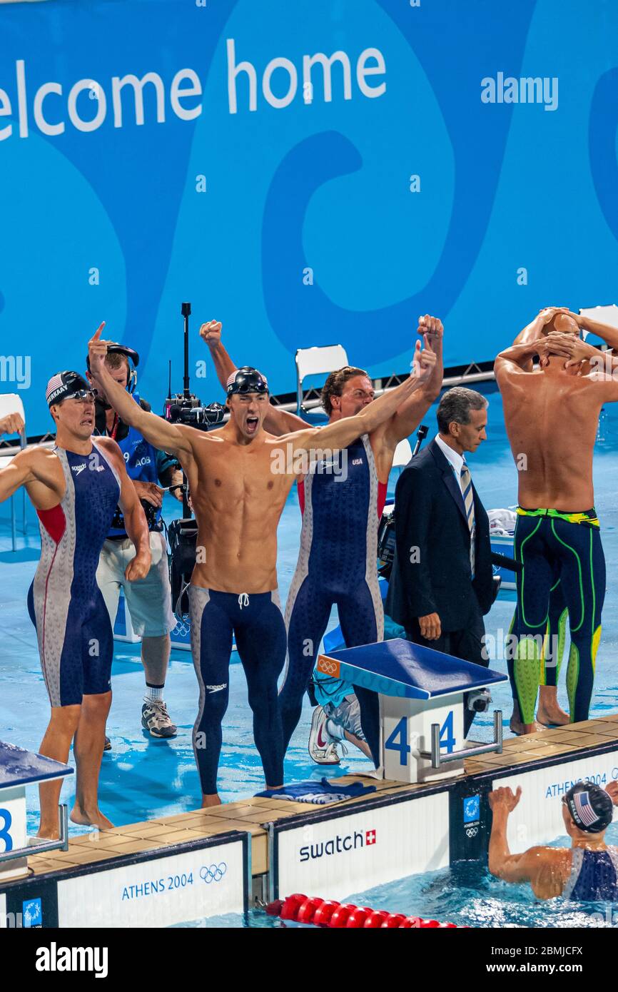 Team USA Michael Phelps -C- Peter Vanderkaay -L Ryan Lochte w/ Klete Keller vince la medaglia d'oro nella finale di relè da 4 × 200 metri per uomo in stile libero a t Foto Stock