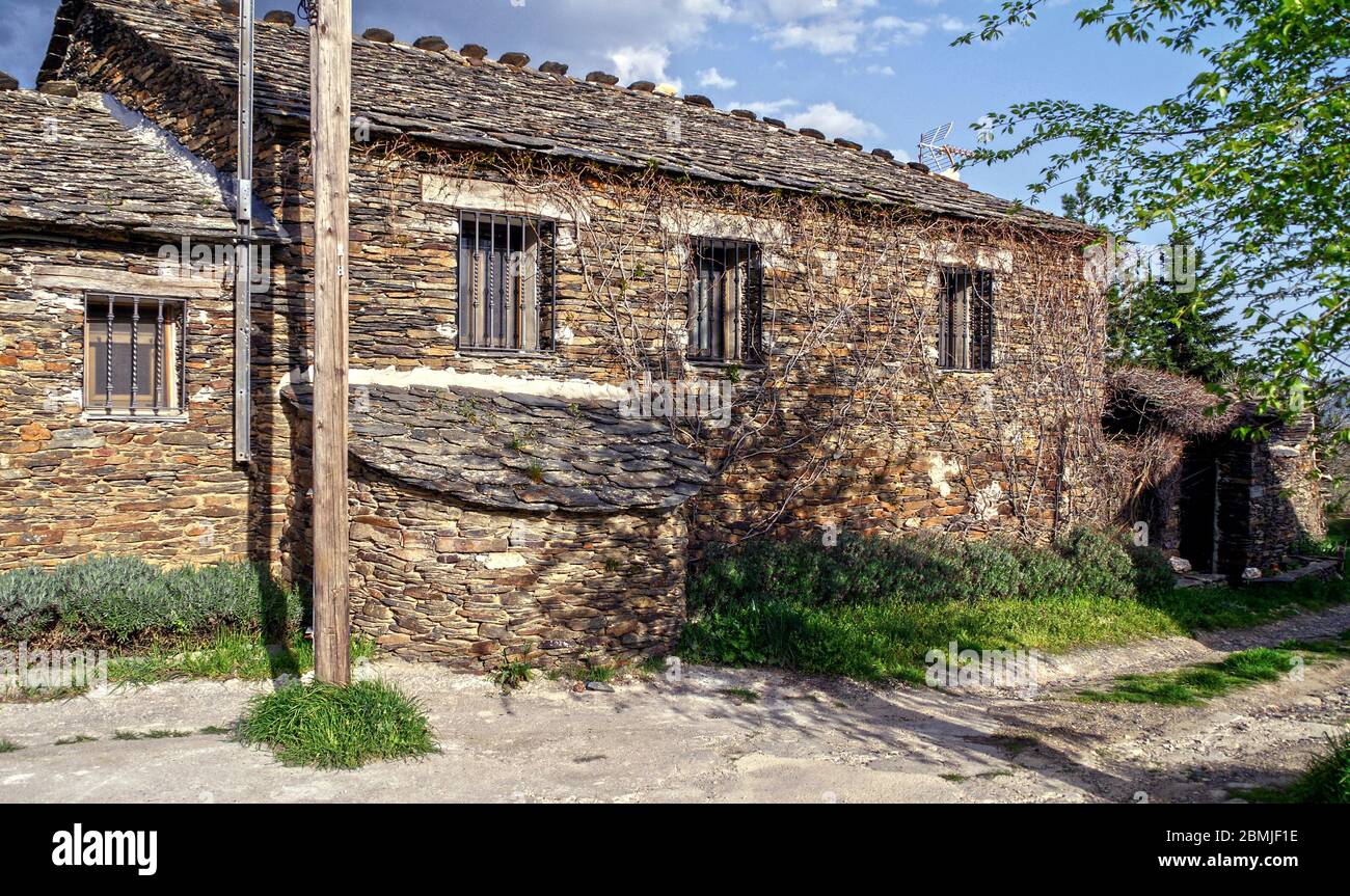 Arquitectura Popular en Rulleluengo (ruta de la arquitectura negra). Guadalajara. Castilla la Mancha. España Foto Stock